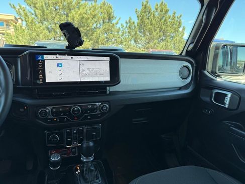 Used 2024 Jeep Gladiator Sport image 38