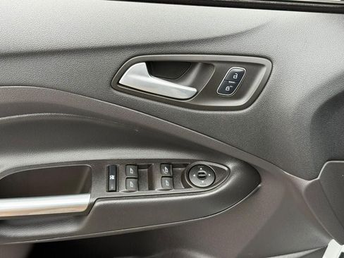 Used 2018 Ford Escape SE FWD image 17