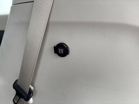 Used 2020 Chrysler Voyager L image 40