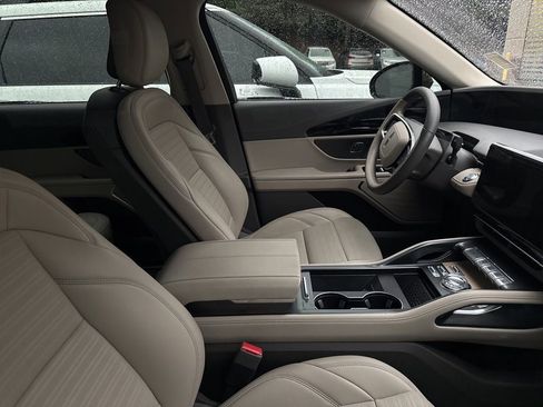 Used 2025 Lincoln Nautilus Reserve AWD/4WD image 11