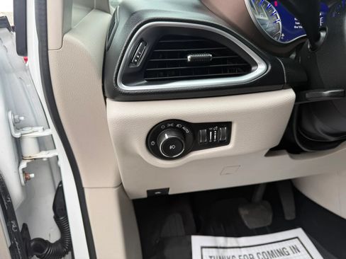 Used 2018 Chrysler Pacifica Touring-L Plus w/ Advanced Safetytec Group FWD image 23