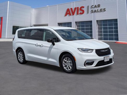 Used 2024 Chrysler Pacifica Touring-L FWD image 3