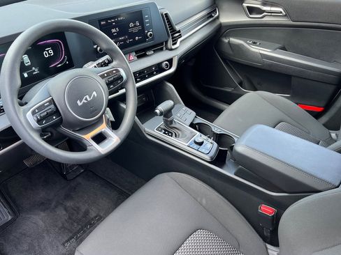 Used 2025 Kia Sportage LX image 9