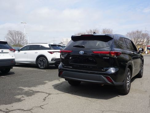 Used 2022 Toyota Highlander XLE image 3