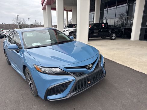 Used 2023 Toyota Camry SE image 3