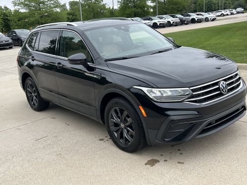 Certified 2024 Volkswagen Tiguan SE w/ Panoramic Sunroof Package FWD image 2