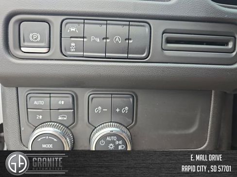 Used 2024 GMC Yukon XL SLT image 31