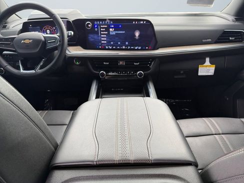 Certified 2025 Chevrolet Suburban High Country image 13