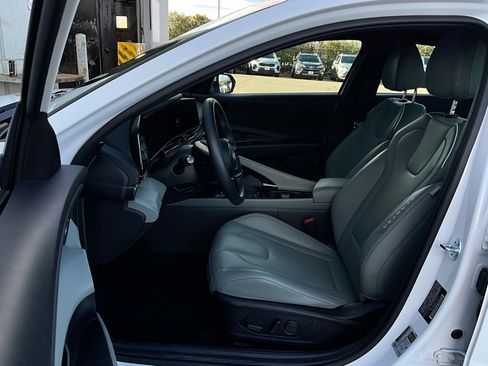 Used 2025 Hyundai Elantra Limited image 9