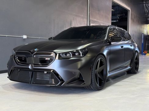 Used 2025 BMW M5 Touring image 2