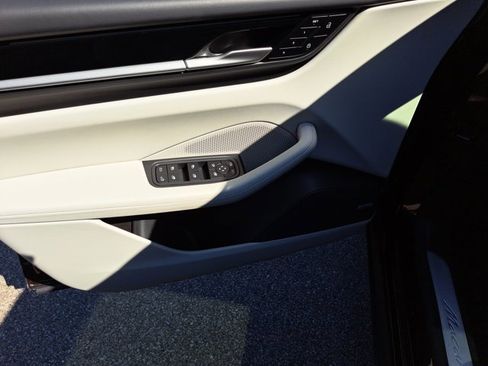 Certified 2025 Porsche Macan Electric image 26