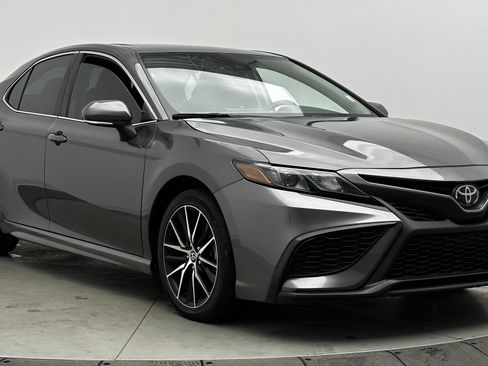 Used 2024 Toyota Camry SE image 3