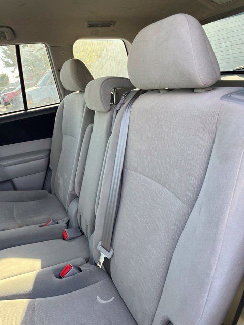 Used 2013 Toyota Highlander Plus FWD image 4