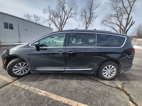 Used 2019 Chrysler Pacifica Touring-L image 3