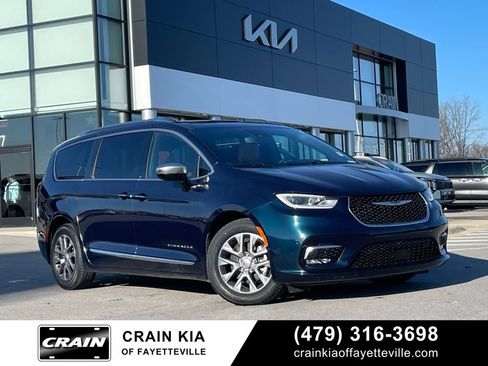Used 2023 Chrysler Pacifica Pinnacle image 1