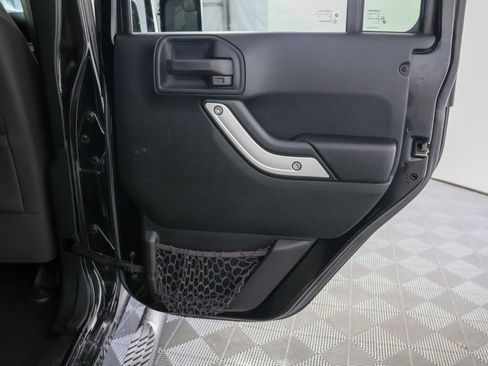 Used 2017 Jeep Wrangler Unlimited Rubicon w/ Connectivity Group AWD/4WD image 23