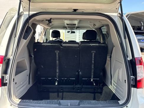 Used 2013 Chrysler Town & Country Touring FWD image 13