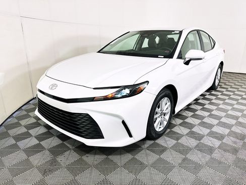 Used 2025 Toyota Camry LE image 5