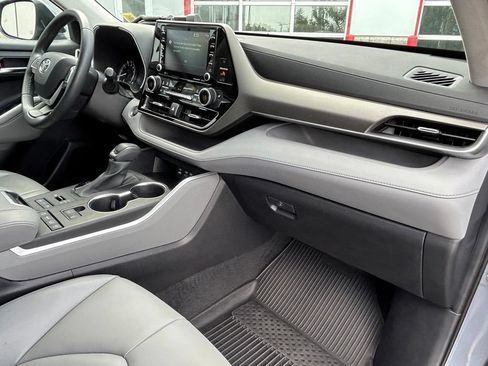 Used 2022 Toyota Highlander XLE AWD/4WD image 41