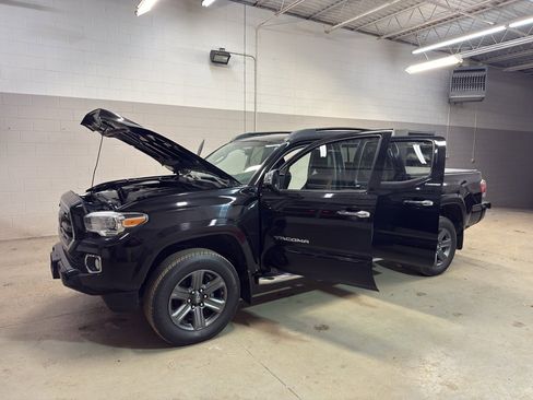Used 2016 Toyota Tacoma Limited w/ Towing Package image 9