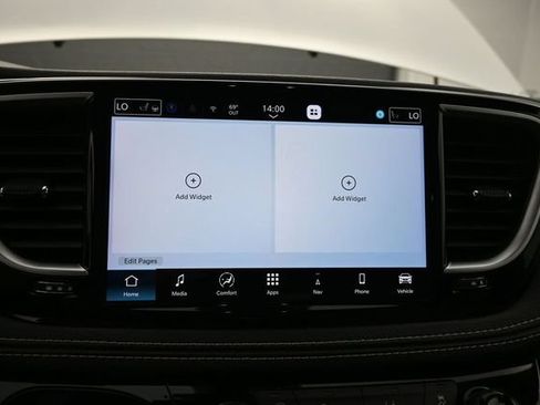 Used 2026 Chrysler Pacifica Limited FWD image 36