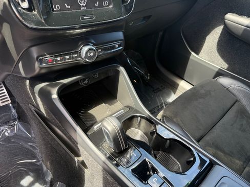 Used 2019 Volvo XC40 T5 R-Design AWD/4WD image 13