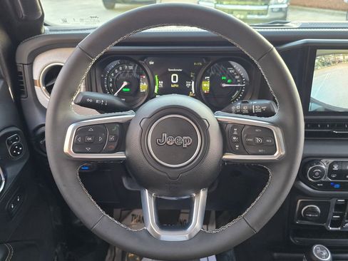 Used 2025 Jeep Wrangler Unlimited Sahara w/ Safety Group image 25