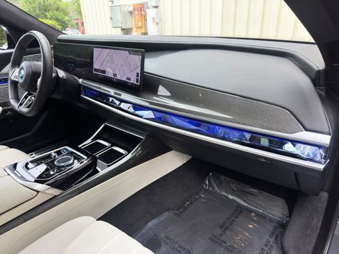 Used 2023 BMW i7 xDrive60 w/ Executive Package 2 AWD/4WD image 14