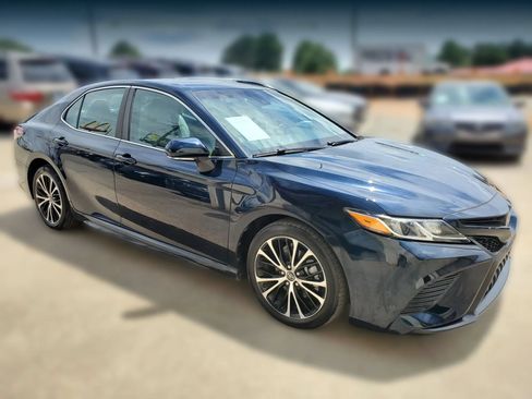 Used 2018 Toyota Camry SE w/ Convenience Package FWD image 16