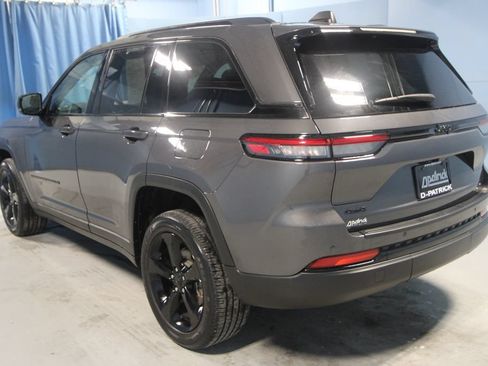 Used 2024 Jeep Grand Cherokee Altitude AWD/4WD image 32