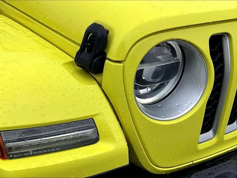 Used 2022 Jeep Wrangler Unlimited Sahara AWD/4WD image 33