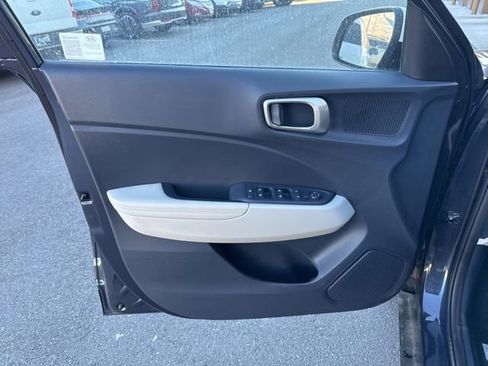 Used 2025 Hyundai Venue Limited image 16