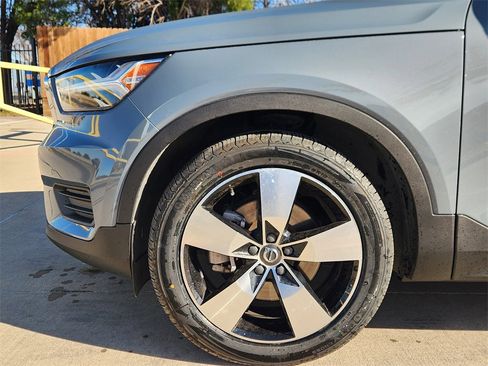 Used 2020 Volvo XC40 T5 Momentum w/ Protection Package Premier image 8