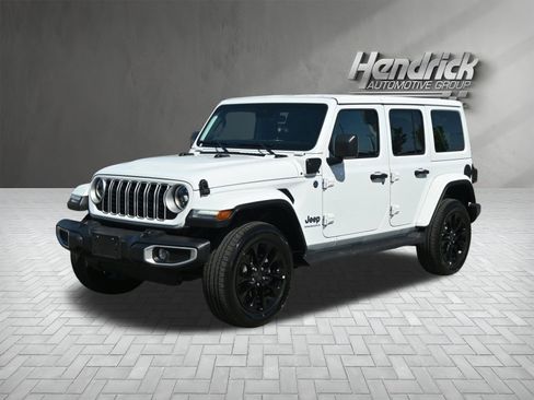 Used 2025 Jeep Wrangler Unlimited Sahara AWD/4WD image 5