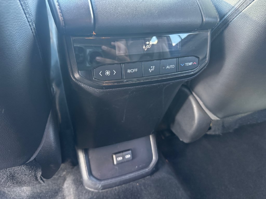 Used 2023 Toyota Highlander XLE AWD/4WD image 19