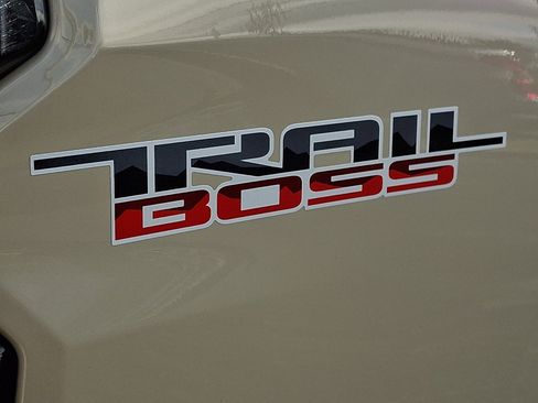 Used 2024 Chevrolet Colorado Trail Boss w/ Technology Package AWD/4WD image 30