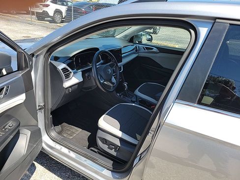 Used 2025 Volkswagen Taos SE AWD/4WD image 6
