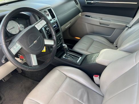 Used 2005 Chrysler 300 Touring image 7