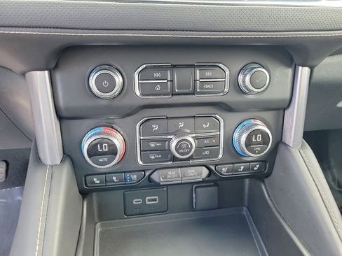 Used 2024 GMC Yukon XL SLT image 32