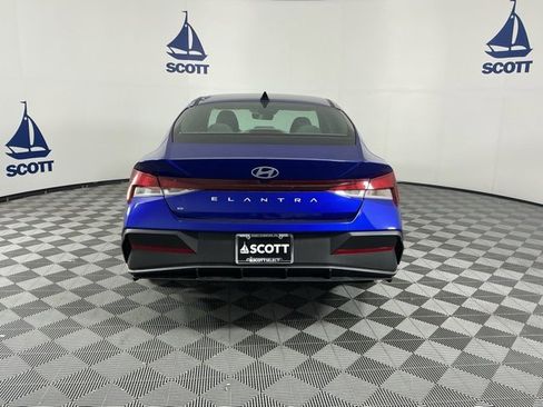 Used 2024 Hyundai Elantra SE image 5