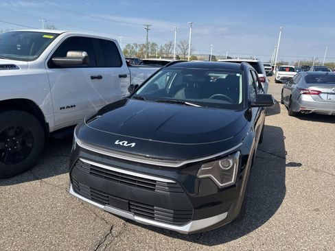 Used 2023 Kia Niro EX image 3