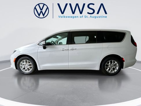 Used 2023 Chrysler Voyager LX FWD image 4