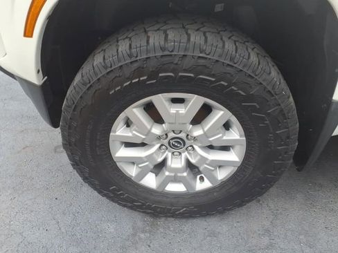 Used 2022 Nissan Frontier SV w/ Technology Package image 4