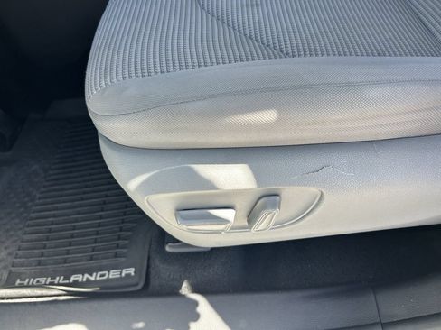 Used 2021 Toyota Highlander LE FWD image 28