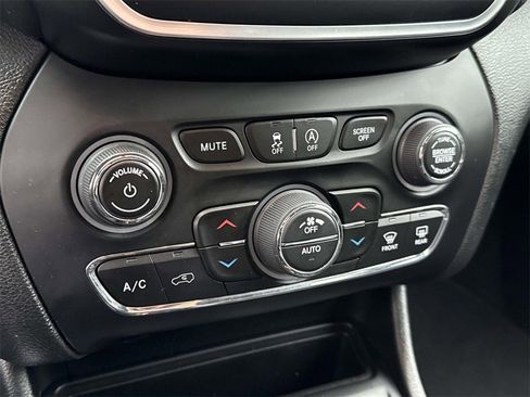 Used 2021 Jeep Cherokee Latitude Lux w/ Comfort/Convenience Group image 25