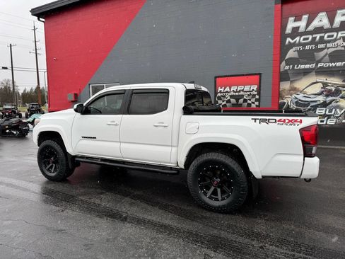 Used 2018 Toyota Tacoma TRD Sport image 11