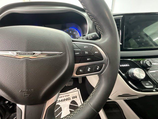 Used 2023 Chrysler Pacifica Touring-L FWD image 19