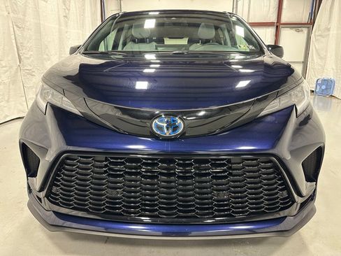 Used 2025 Toyota Sienna XSE image 2