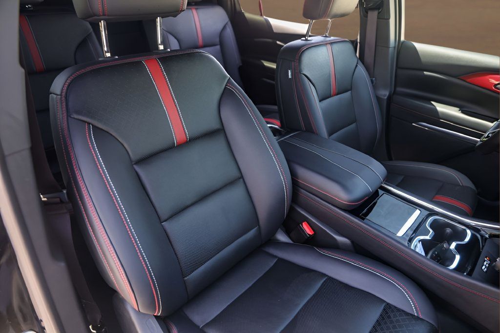 Used 2025 Chevrolet Traverse RS FWD image 30