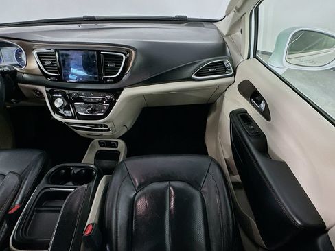 Used 2018 Chrysler Pacifica Touring-L FWD image 11